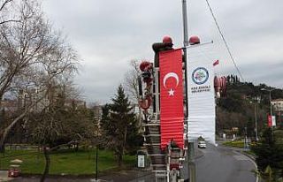 Aydınlatma direkleri bayraklarla donatıldı