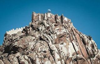 Ayın batma anı adeta görsel şölen oluşturdu