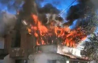 Ayvalık’ta ev yangınındaki sıcak anlar kameralara...