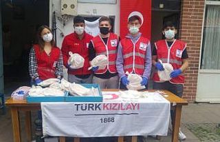 Ayvalık’ta Kızılay gençlerinden yoksullara ücretsiz...