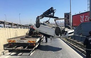 Ayvansaray’da kaldırıma çarpan araç takla attı