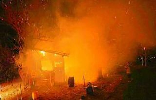 Bağ evinde çıkan yangın, geceyi aydınlattı