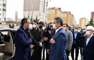 Bakan Kasapoğlu, Mamak’taki gençlik ve spor yatırımlarını...