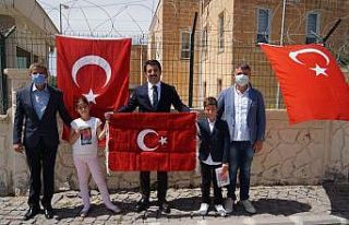 Bakan Soylu’dan bayrağı öpen çocuklara sürpriz