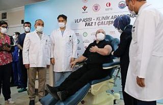 Bakan Varank gönüllü olduğu yerli aşıda ilk...