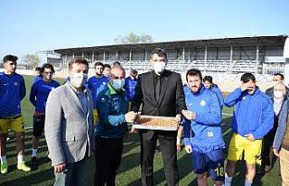 Bal ligi takımına belediye başkanından baklavalı...