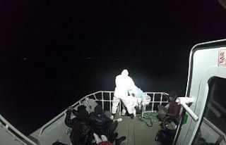 Balıkesir açıklarında 76 düzensiz göçmen kurtarıldı