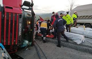 Balıkesir’de tır yan yattı: 1 yaralı