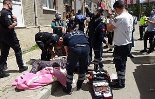 Balkondan atlayan kadını komşuları battaniye açarak...