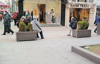 Banklar kapatıldı, saksılar açıldı