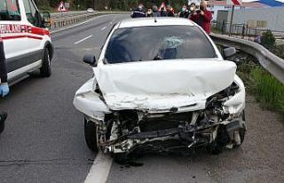 Bariyerlere vurarak durabildi: 2 yaralı