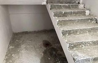 Başı dönen inşaat işçisi 2. kattan merdiven...