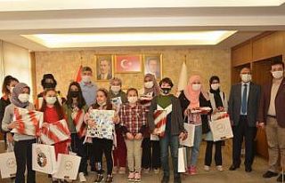 Başkan Akçadurak, dereceye giren öğrencilerle...