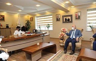 Başkan Bıyık koltuğunu çocuklara bıraktı