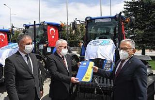 Başkan Büyükkılıç’tan 5 ilçeye 5 traktör