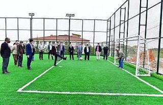 Başkan Çınar, yapımı tamamlanan semt sahasını...