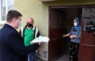 Başkan Dinçer ve ekibi kapı kapı gezip pide dağıtıyor