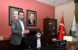 Başkan Dündar, koltuğu çocuklara devretti
