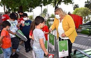 Başkan Erdem makamı çocuklara teslim etti