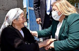 Başkan Erdem, Ramazan’ın ilk günü koli dağıttı