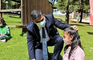 Başkan Fadıloğlu, anne ve çocuklarla doğada kitap...