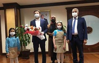 Başkan Hakan Bahadır, koltuğunu çocuklara devretti