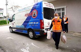Başkan iftar yemeklerini bizzat kendisi dağıttı
