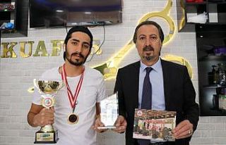 Başkan Koç’tan başarılı kuaförlere plaket