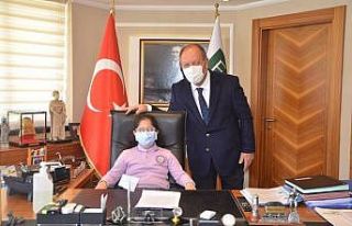 Başkan Oprukçu makamını minik Elif’e devretti