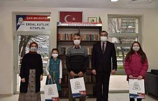 Başkan Öz’den kitap okuyanlara hediye takdimi