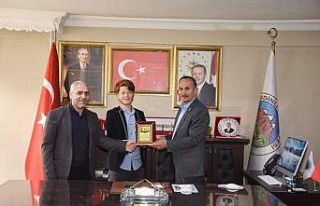 Başkan Saklı’dan Hafız Hamza Yanıç’a ödül