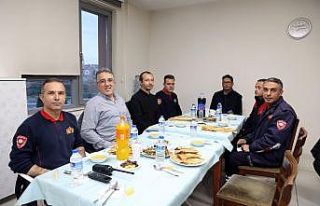 Başkan Savran, itfaiye personeli ile orucunu açtı