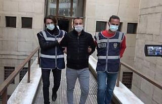 Başkasına benzettiği genç kıza muşta ile saldıran...