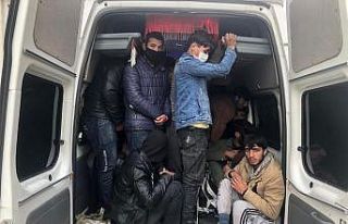 Başkent’te 17 kişilik araçtan 40 düzensiz göçmen...
