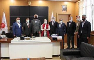 Başsavcı Dönmez’den hayırseverlere plaket