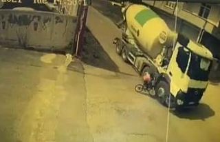 Batman’da bisiklet kullanan çocuk beton mikserin...