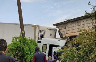 Batman’da kontrolden çıkan tır yol kenarındaki...