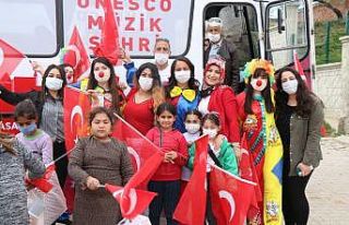 Belediye başkanı mahalle mahalle gezip çocuklarla...