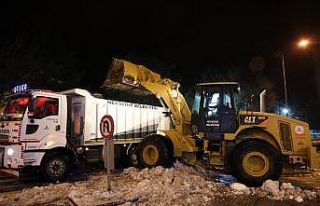 Belediye ekiplerinden gece kar temizliği