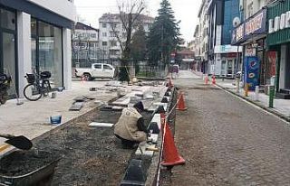 Belediye kaldırım çalışmalarını sürdürüyor