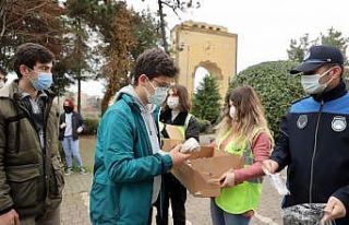 Belediye sınav öncesi pide dağıttı