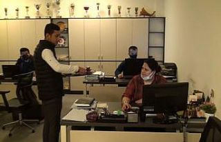 Belediyenin neşeli çaycısı personele moral oluyor
