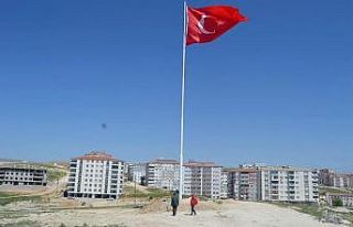 Besni’de dev Türk Bayrağı göndere çekildi