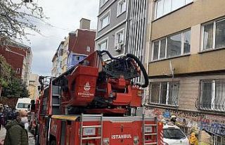 Beyoğlu’nda yangın: Dumandan etkilenen 3 kişi...