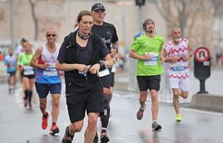 Bilecikli 61 yaşındaki atlet maratonu 1 saat 44...