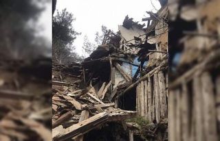Bilecik’te boş köy evi çöktü