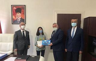 Bilinçli tüketiciyi yaptığı resimle anlatarak...