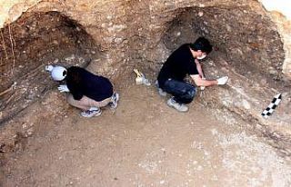 Bin 500 Yıllık mezar odası iş makinesinin tekerinin...