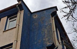 Binanın çatısındaki hava boşluğunda mahsur kalan...