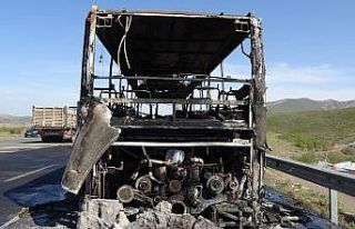 Bingöl’de 46 yolcusu bulunan otobüs alev alev...